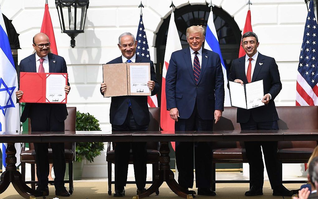 V.l.n.r. Abdullatif al-Zayani, Benjamin Netanyahu, Donald Trump en Abdullah bin Zayed Al-Nahyan. beeld SAUL LOEB / AFP