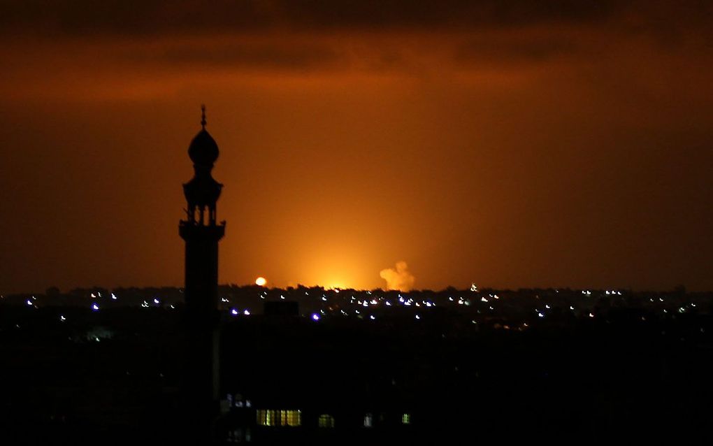 Vuur en vlammen na een Israëlische tegenreactie in Gaza-Stad. beeld SAID KHATIB / AFP