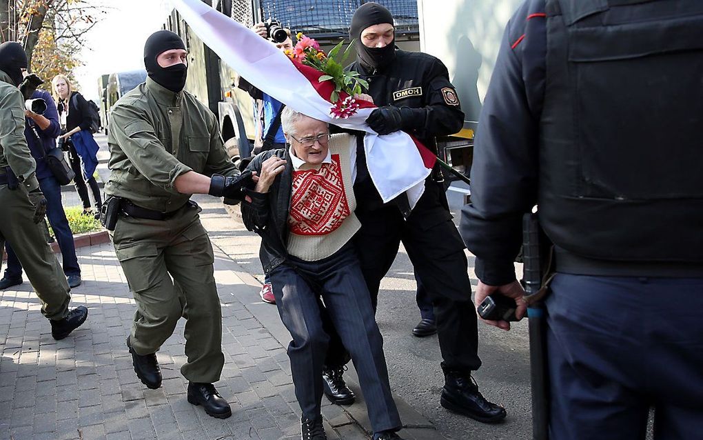 Activist Nina Baginskaya (73) wordt afgevoerd in Minsk. beeld AFP, TUT.BY