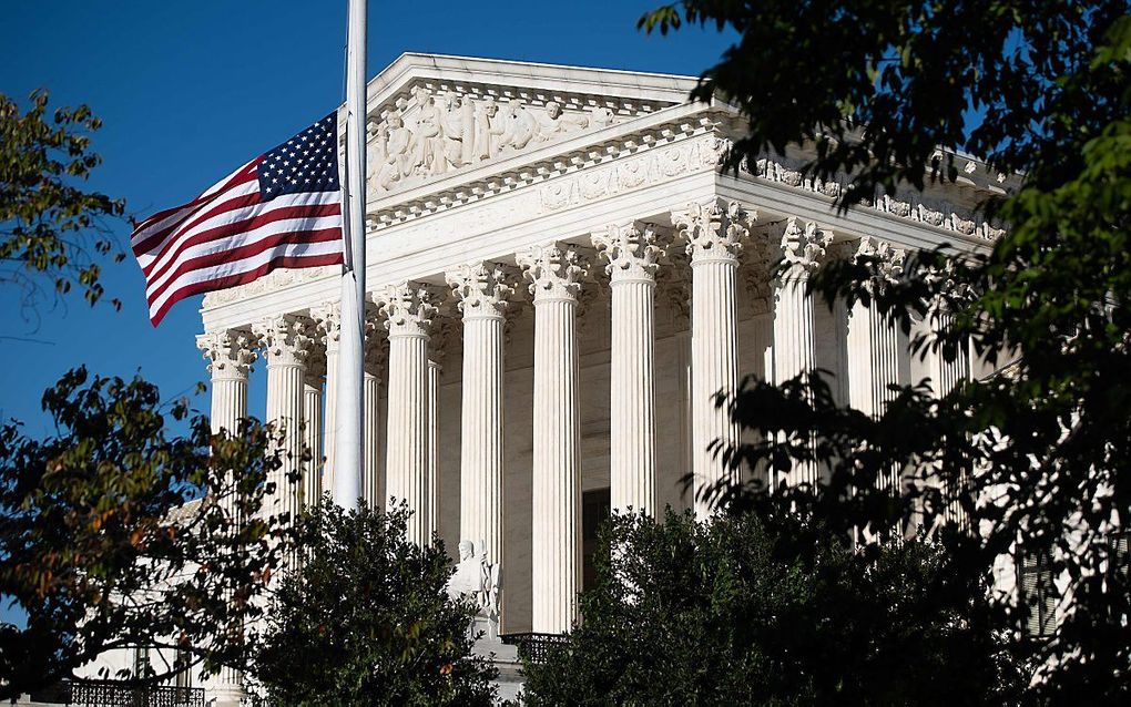 De vlag voor het Amerikaanse hooggerechtshof hangt halfstok vanwege de dood van opperrechter Ruth Bader Ginsburg. beeld AFP