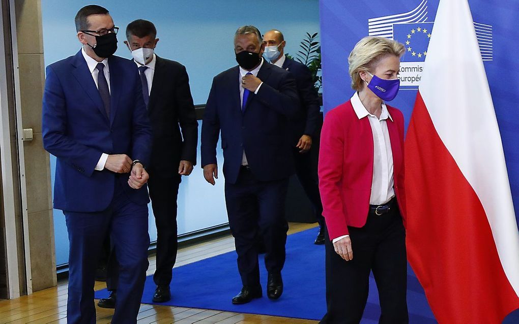 De Poolse premier Mateusz Morawiecki (l.), de Hongaarse premier Viktor Orban (m.) en de Europese Commissievoorzitter Ursula von der Leyen in Brussel. beeld AFP, Francois Lenoir