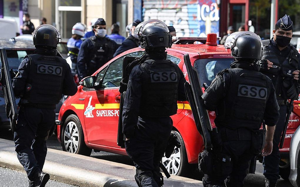 Zeker vier mensen zijn gewond geraakt door een aanval met een mes in de buurt van het voormalige kantoor van Charlie Hebdo in Parijs. beeld AFP, Alain Jocard