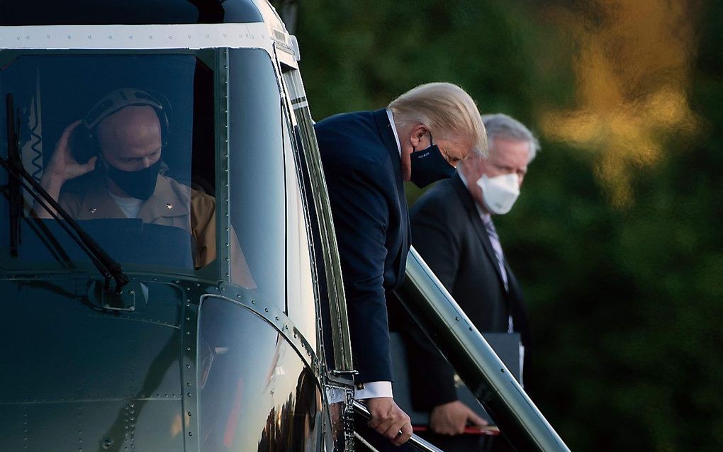 De Amerikaanse president Donald Trump arriveert bij het Walter Reed Military Medical Center in Bethesda. beeld AFP, Brendan Smialowski