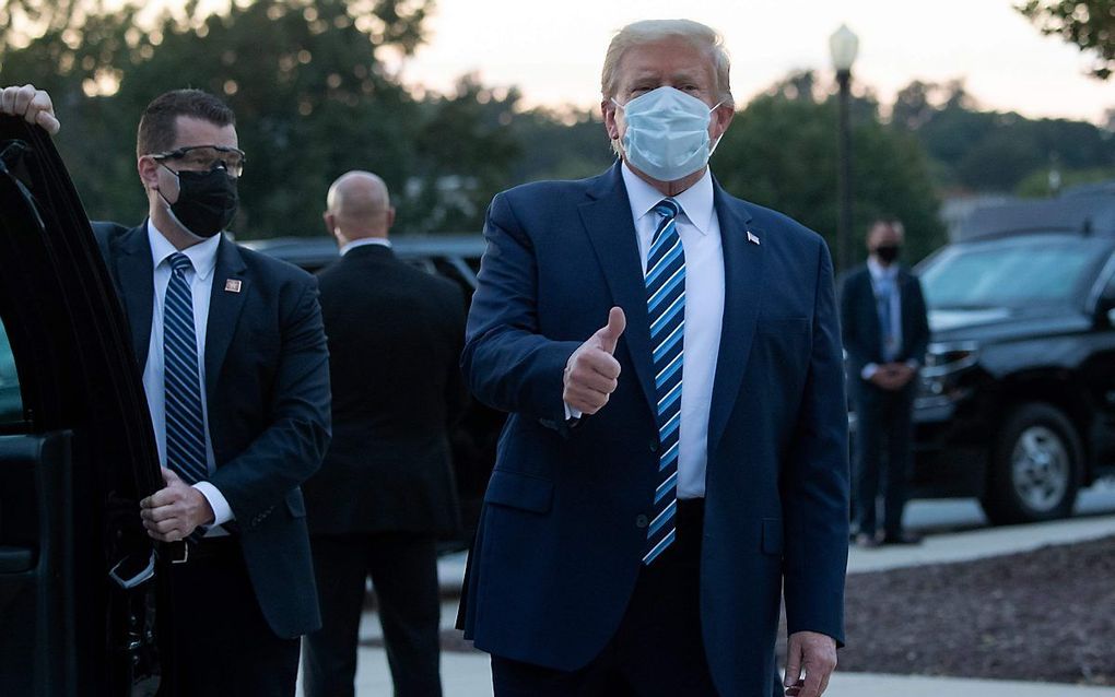 De Amerikaanse president Trump steekt zijn duim op, nadat hij zojuist het ziekenhuis heeft verlaten. Trump liep vorige week corona op, moest worden opgenomen maar herstelde opvallend snel. Heeft vitamine D hem daarbij geholpen? beeld AFP, Saul Loeb