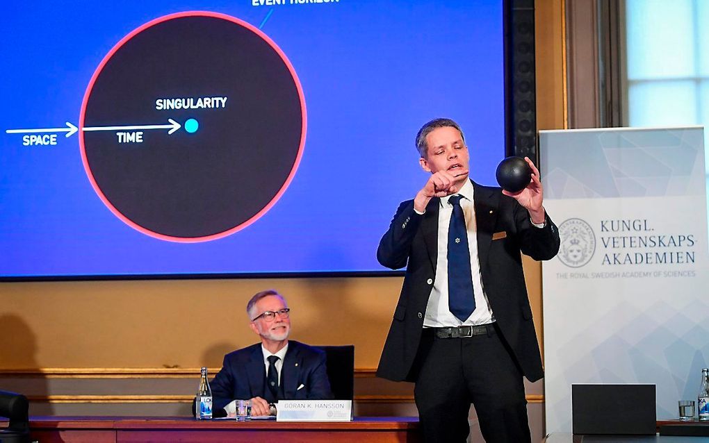 Ulf Danielsson, lid van de Koninklijke Zweedse academie van wetenschappen maakt de winnaars van de Nobelprijs voor de Natuurkunde 2020 bekend.  beeld ANP/AFP, Fredrik Sandberg