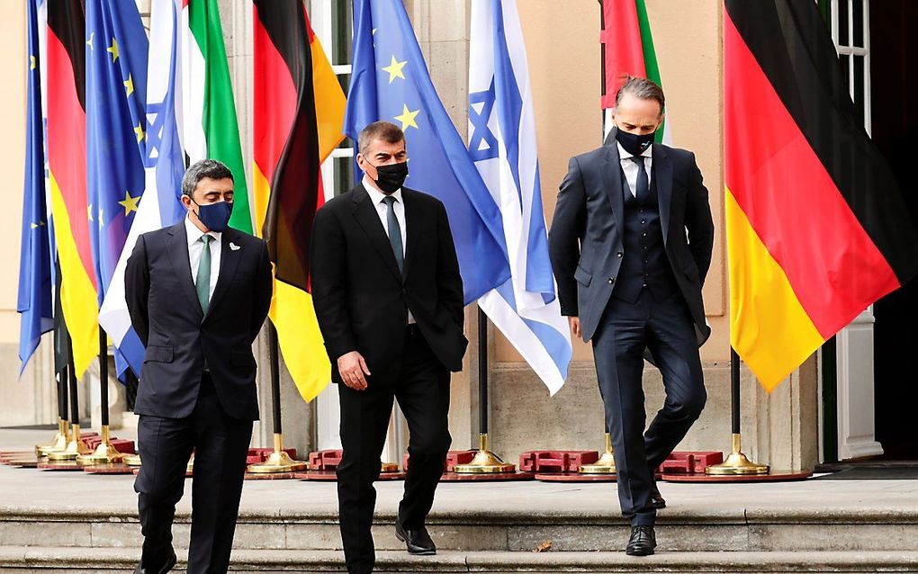 Sjeik Abdullah bin Zayed al-Nahyan (l.), Gabi Ashkenazi (m.) en Heiko Maas. beeld HANNIBAL HANSCHKE / AFP