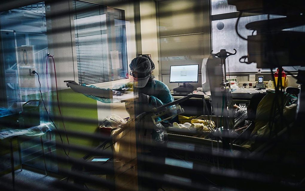 Medische staf op de IC van ziekenhuis Lariboisiere in Parijs, woensdag. beeld AFP, Lucas Barioulet