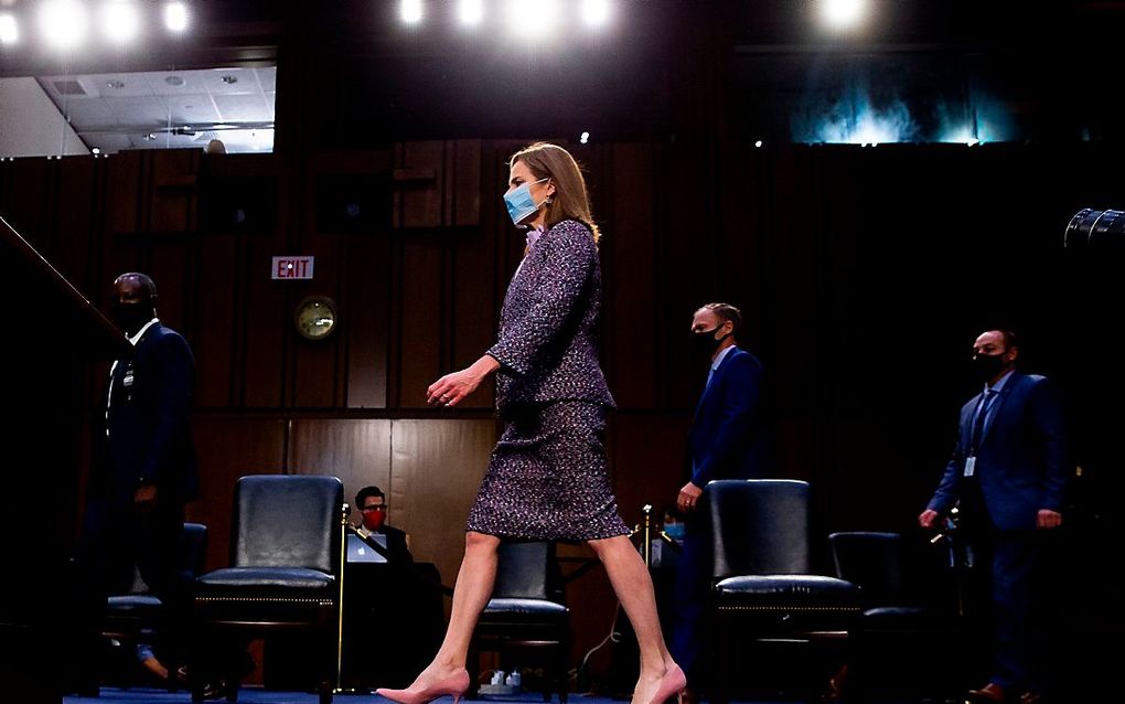 Kandidaat-opperrechter Amy Coney Barrett op weg naar een volgend verhoor in de Amerikaanse Senaat. beeld AFP