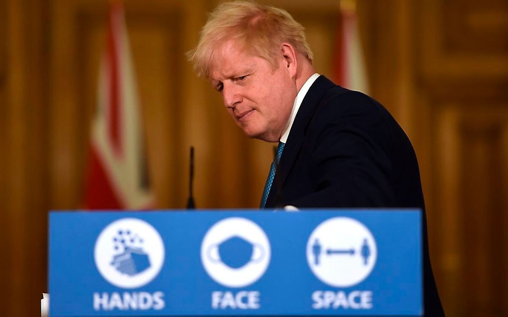 De Britse premier Boris Johnson verlaat het podium na een persconferentie vorige week vrijdag. Britse bedrijven hebben zondag de noodklok geluid om de naderende nod-dealbrexit. beeld AFP, Eddie Mulholland