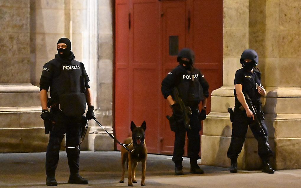 Wenen, maandagavond. De Oostenrijkse minister van Binnenlandse Zaken spreekt over een klaarblijkelijke terreurdaad. beeld AFP, Joe Klamar