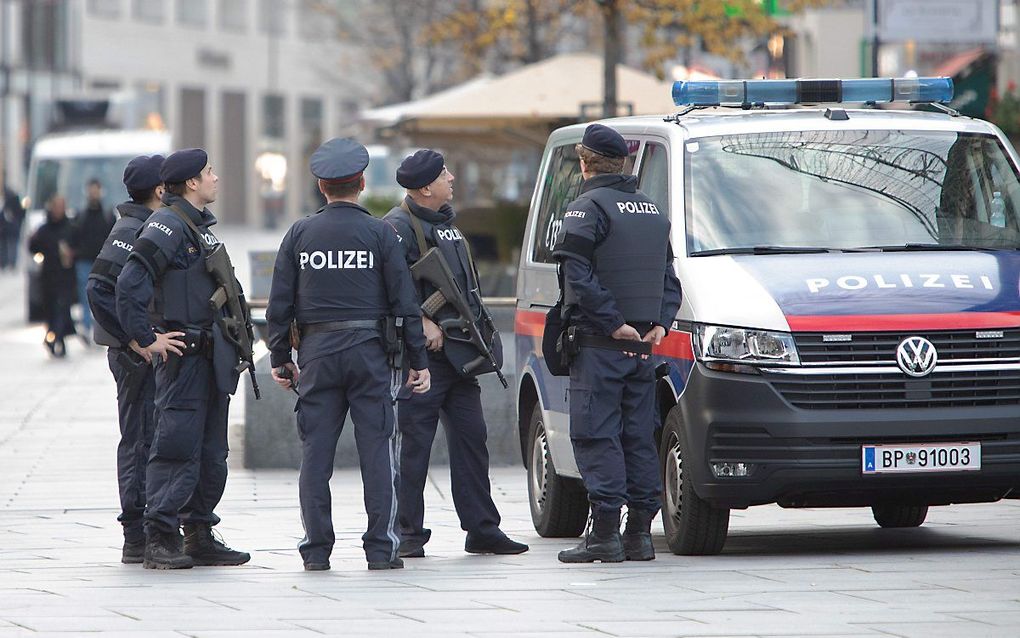 Ageten patrouilleren bij de Stephansplatz in Wenen. beeld AFP, ALEX HALADA