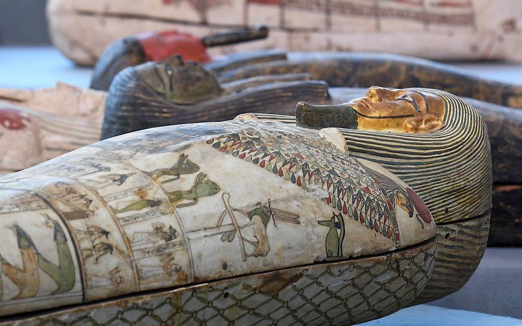 Archeologen hebben in de necropolis Sakkara ten zuiden van de Egyptische hoofdstad Caïro ruim honderd sarcofagen gevonden. beeld AFP, Ahmed Hasan