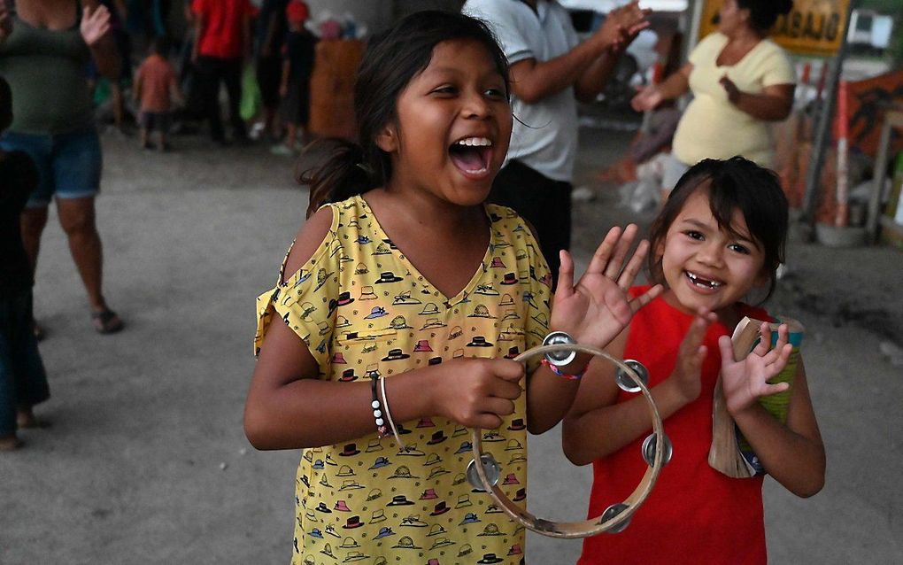 Kinderen spelen onder een brug na een orkaan huishield in Honduras. Naar verwachting zijn 1,8 miljoen kinderen getroffen door het noodweer in de arme regio. beeld AFP, Orlando Sierra