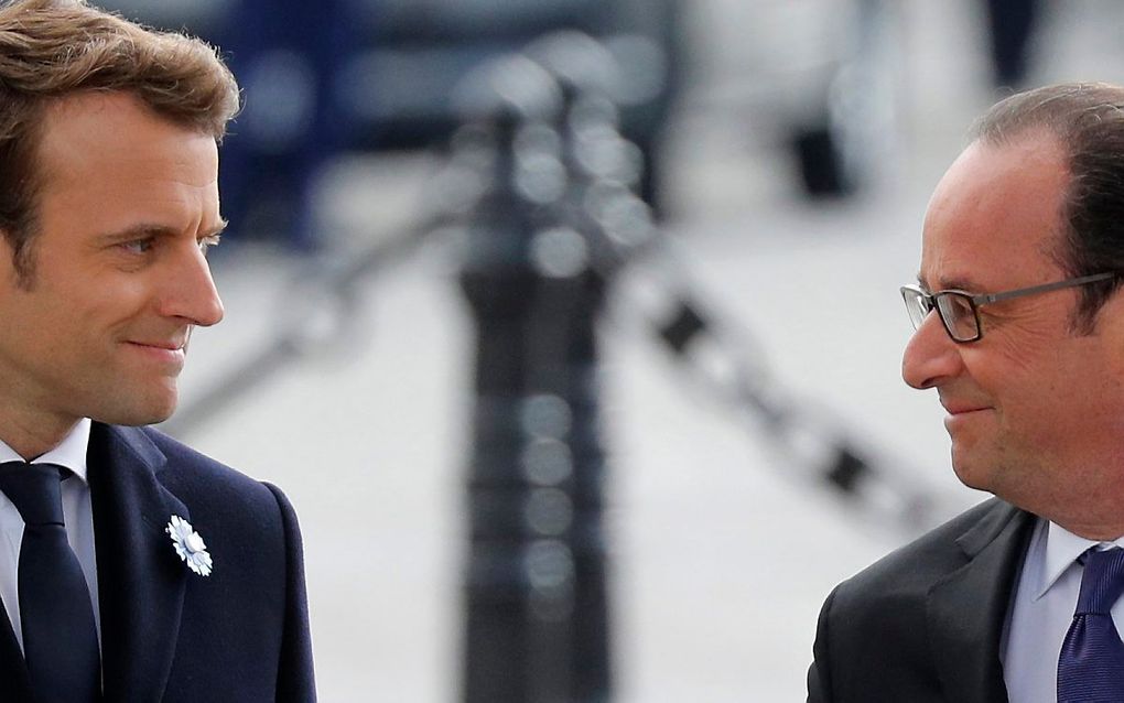 De Franse president Hollande met zijn zondag gekozen opvolger Macron, tijdens een herdenkingsbijeenkomst in Parijs. Beeld AFP