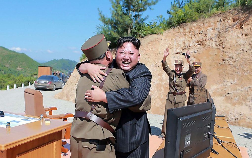 Vreugde bij de Noord-Koreaanse leider Kim Jong-un na de geslaagde raketlancering. Beeld AFP