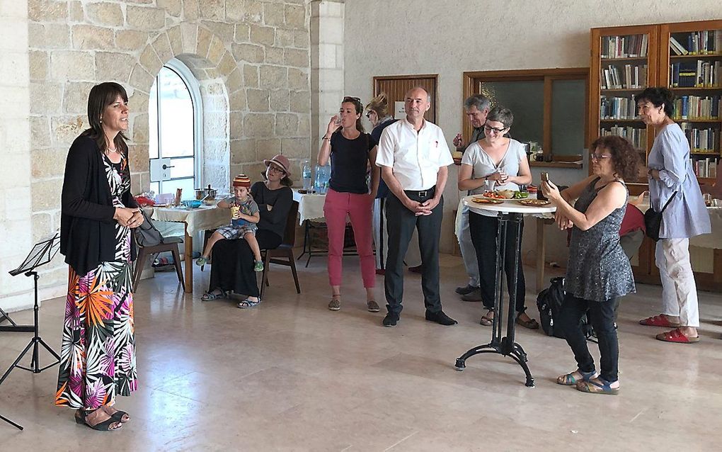 Marleen Anthonissen-van der Louw (links) nam woensdag afscheid van de Lutherse Verlosserkerk in Jeruzalem. beeld Alfred Muller