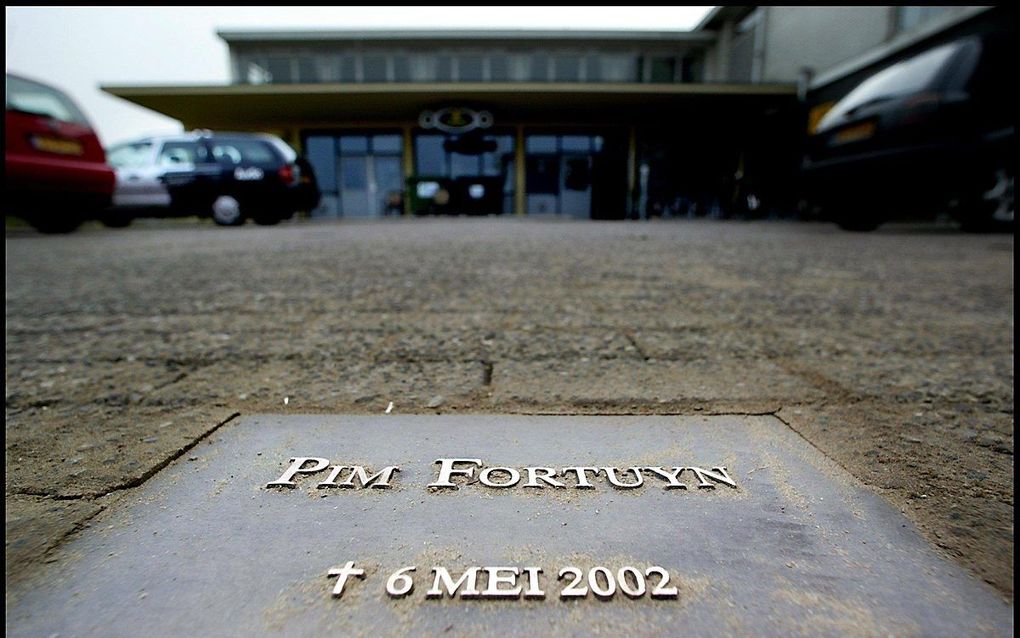 Een bronzen plaquette voor Pim Fortuyn op het Media Park in Hilversum. beeld ANP