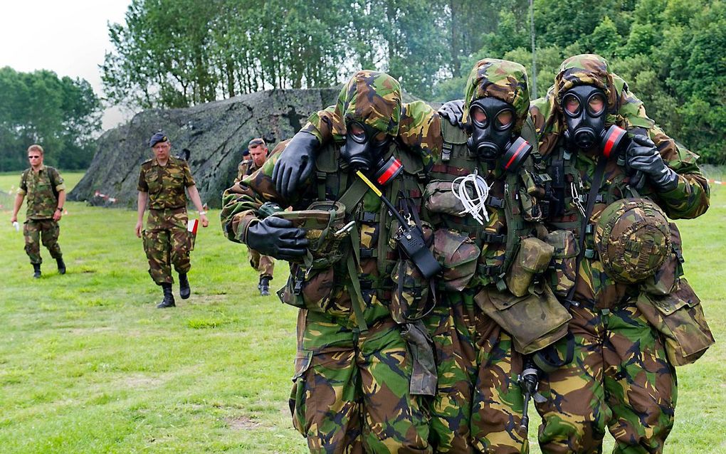 Nederlandse militairen gebruiken gasmaskers tijdens een oefening. beeld ANP