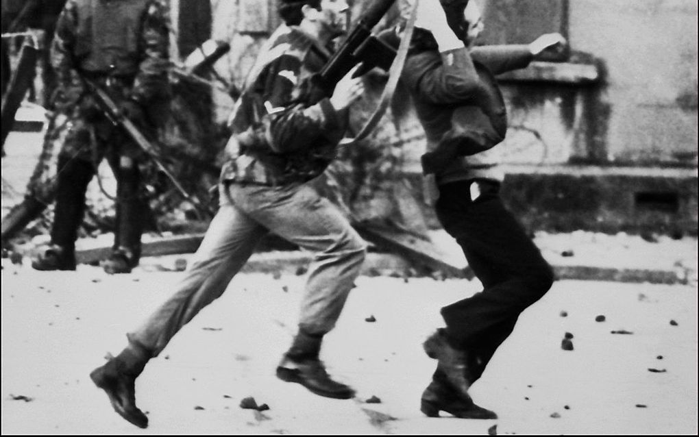 Een Britse soldaat grijpt een Katholieke protestant tijdens de 'Bloody Sunday'-moorden in januari 1972 in Ierland. beeld AFP