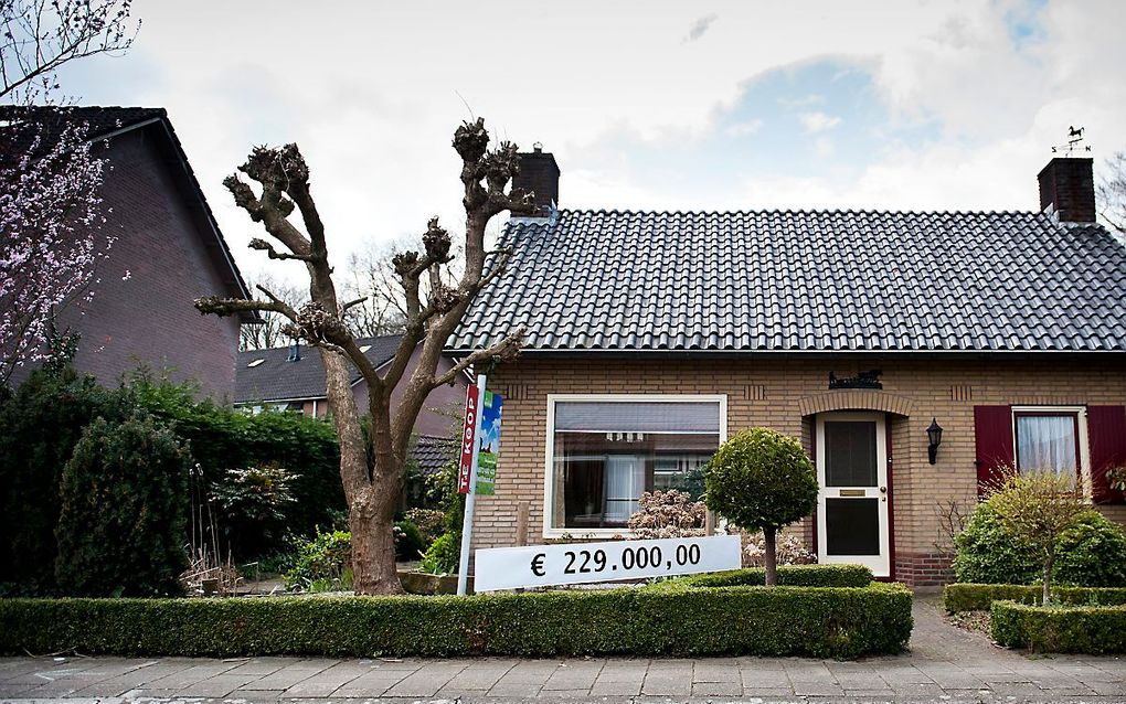 Een huis in Barchem dat te koop staat heeft extra groot de vraagprijs in de tuin geplaatst. beeld ANP