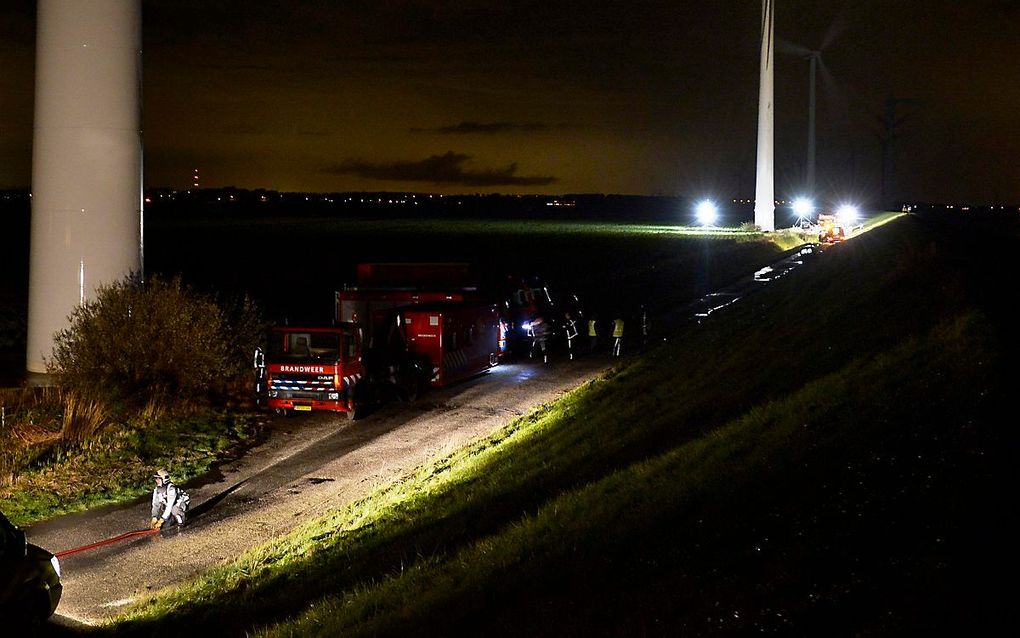 De brandweer bij de brand in de windturbine op de Mariadijk in het Zuid-Hollandse Ooltgensplaat. beeld ANP