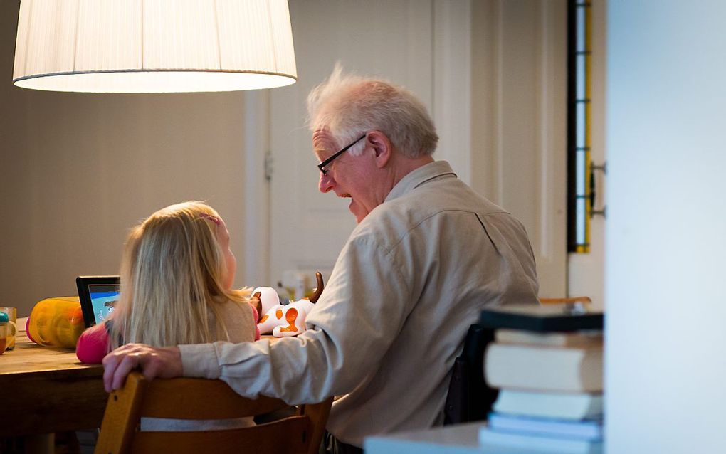 Een gepensioneerde man met zijn kleindochter. beeld ANP