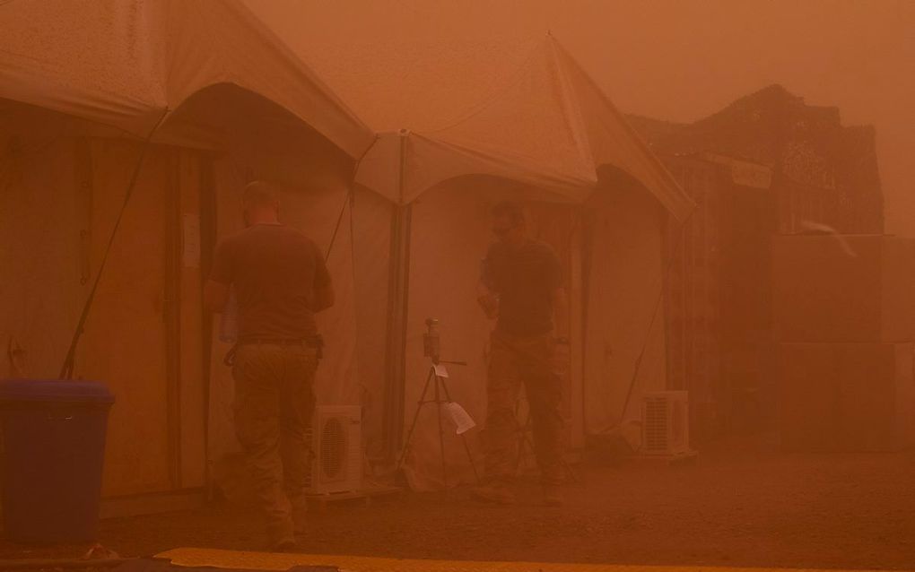 Nederlandse militairen in Mali tijdens een zandstorm. beeld ANP