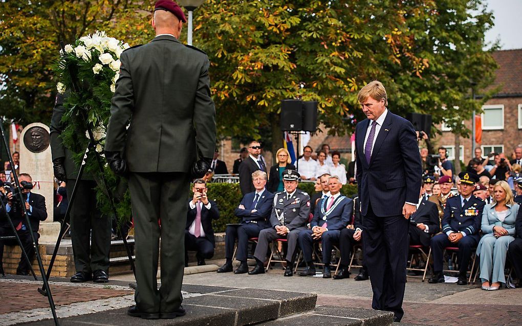 Koning Willem-Alexander in 2014 bij het Pools Monument in Driel. Rechts enkele Poolse veteranen die bij de herdenking aanwezig konden zijn. beeld ANP, Remko de Waal