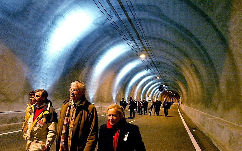 Wandelaars in de Westerscheldetunnel tijdens de opening ervan in 2003. beeld ANP, Ed Oudenaarden