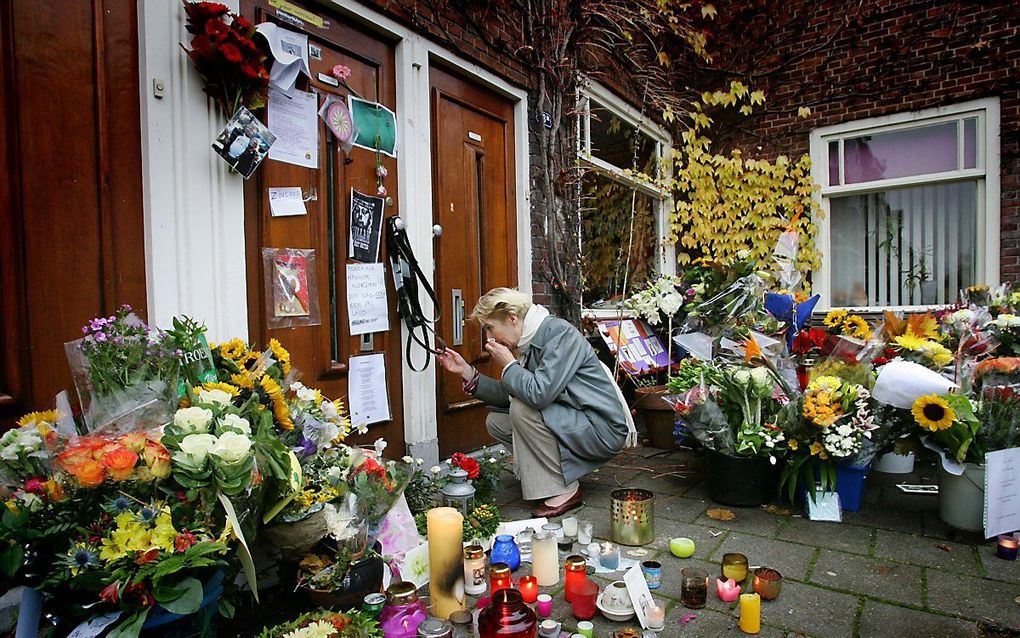 Na de moord op Theo van Gogh, zaterdag vijftien jaar geleden, ontstond bij diens huis een bloemenzee. beeld ANP, Robin Utrecht