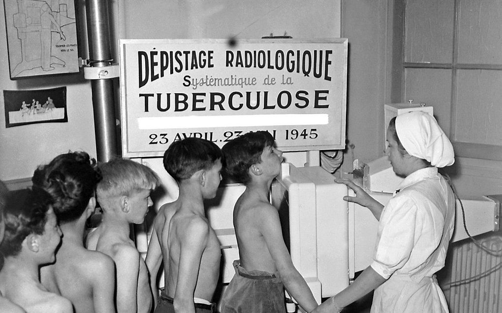 Kinderen worden onderzocht op tuberculose. Deze foto is gemaakt in 1945 in Parijs. Het BCG-vaccin is een eeuw geleden ontwikkeld tegen tbc en wordt sinds de Tweede Wereldoorlog veelgebruikt. Uit nieuw onderzoek blijkt het ook krachtig tegen luchtweginfect