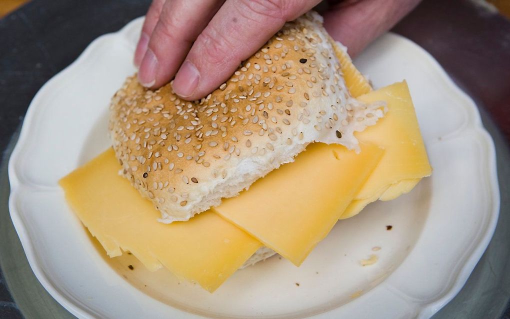 Een sesambolletje, een van de producten die uit de schappen is gehaald. beeld ANP