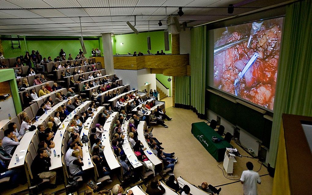 Belangstellenden kijken via een scherm live naar een nierdonatie in het Erasmus Medisch Centrum in Rotterdam in 2008. beeld ANP