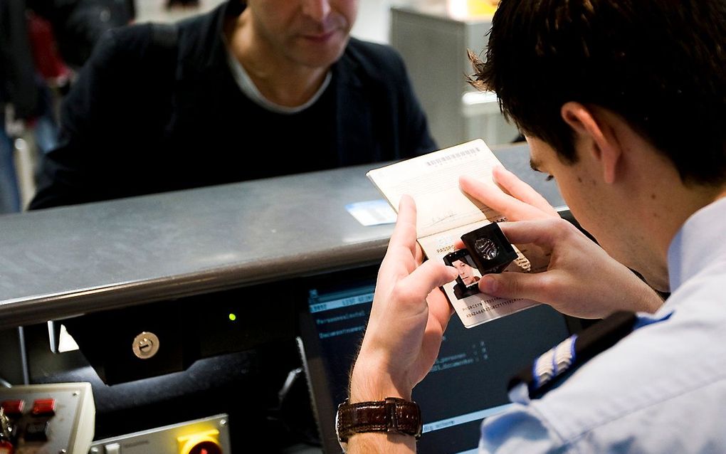 Paspoortcontrole op Schiphol door de marechaussee. beeld ANP, Lex van Lieshout