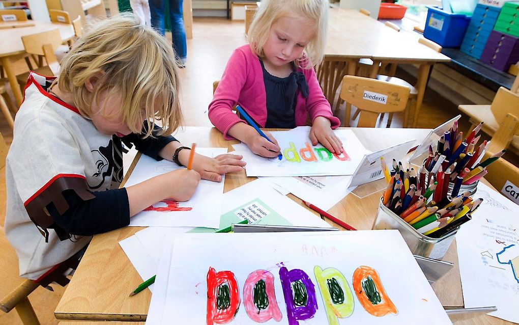 Kleuters maken een tekening voor vaderdag. beeld ANP