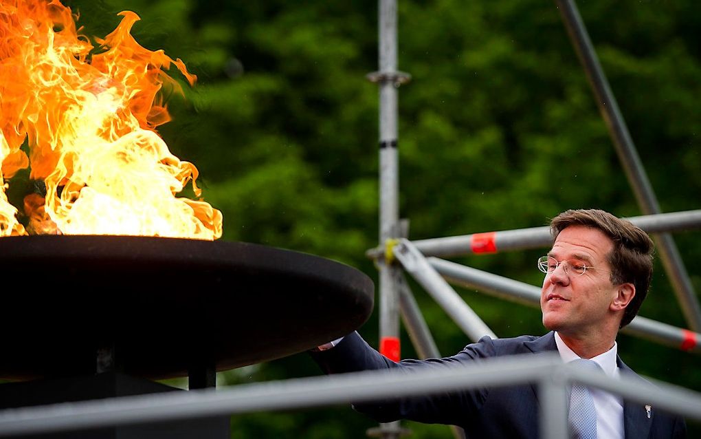 Premier Rutte onsteekt in 2012 het bevrijdingsvuur in Breda. beeld ANP