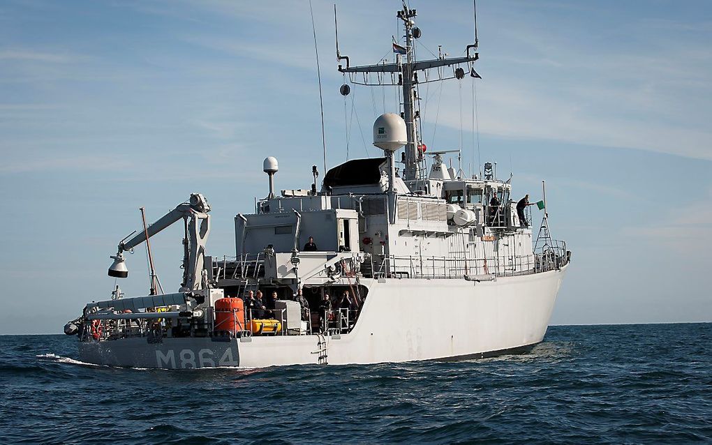 Mijnenjager van de Koninklijke Marine, in dit geval de Zr. Ms. Willemstad. Zusterschip Zr. Ms. Makkum heeft deze week vier door vissers gevonden explosieven op de Noordzee opgeruimd. beeld ANP, Evert-Jan Daniels