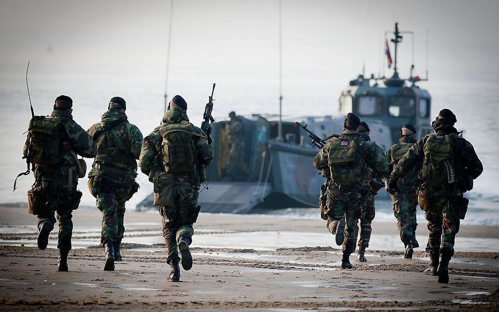 Een mariniersoefening op het strand van Vlissingen. beeld ANP