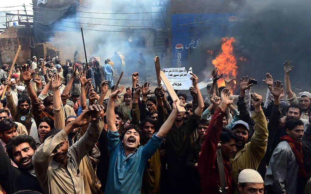 Een woedende menigte in Lahore protesteert tegen Sawan Masih. beeld AFP, ARIF ALI