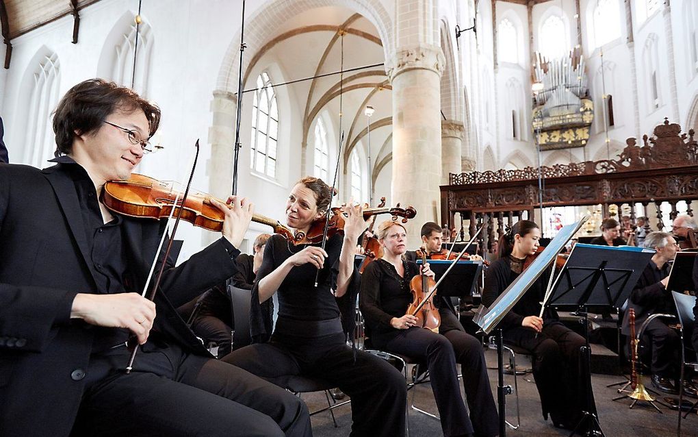 Musici bereiden zich voor op een uitvoering van de Matthäus Passion. beeld ANP, Martijn Beekman