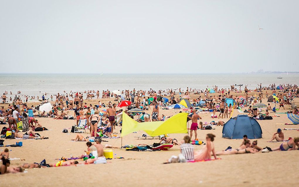 Een tropische dag op Scheveningen. beeld ANP