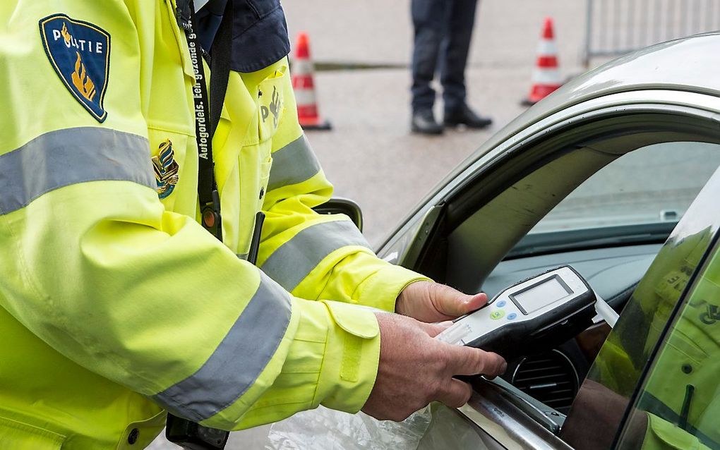 Een politieagent neemt een blaastest af. beeld ANP