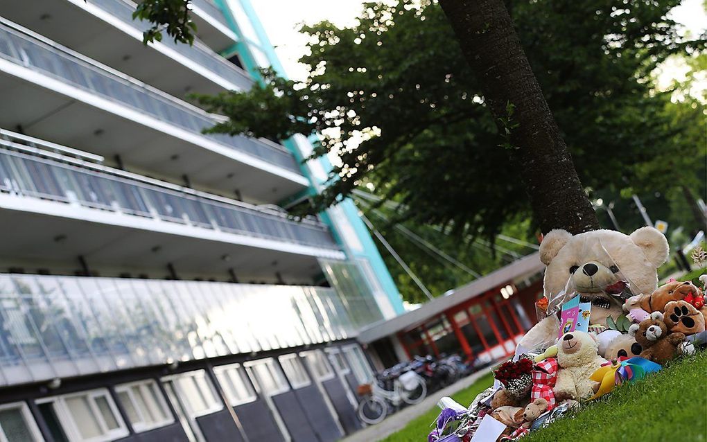 Bloemen en knuffels liggen op de plek onderaan de flat waar het levenloze lichaam van het achtjarige meisje Sharleyne is aangetroffen. beeld ANP