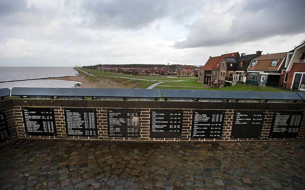 Het Urker vissersmonument met de namen van op zee omgekomen vissers. beeld ANP