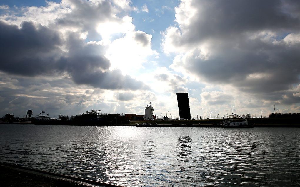 De bouw van de Terneuzense sluis aan de Schependijk gaat zo'n 50 miljoen euro extra kosten. beeld ANP, Bas Czerwinski