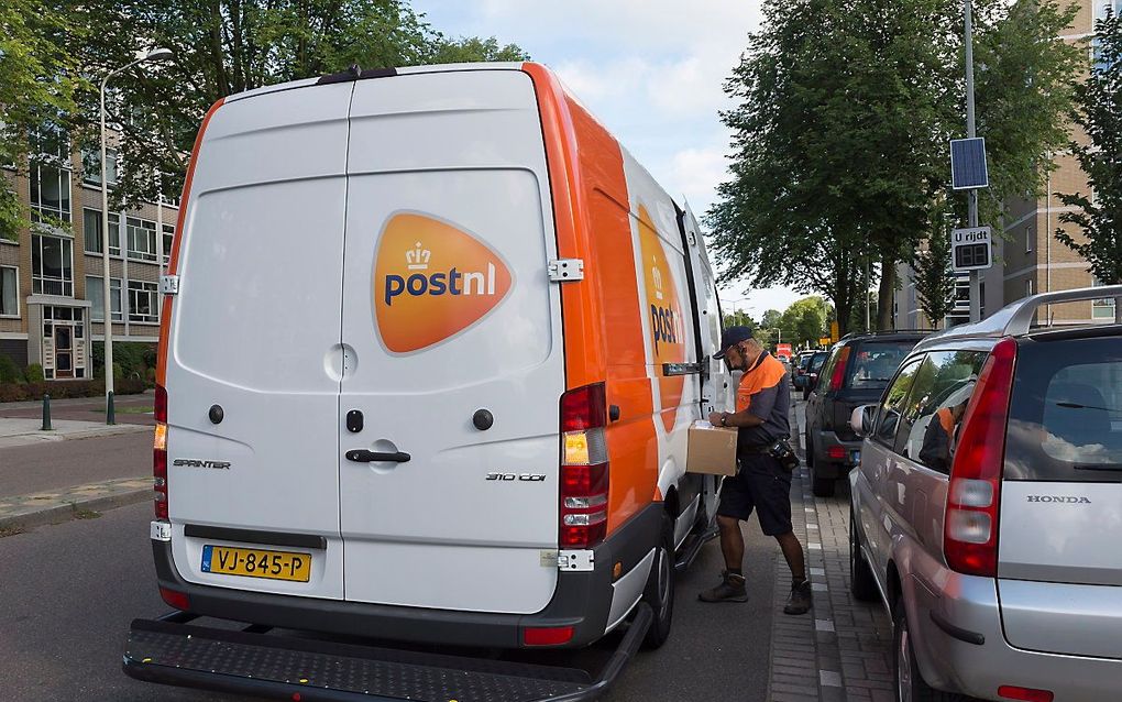 Bezorging van pakketten post bij PostNL. beeld ANP, Lex van Lieshout