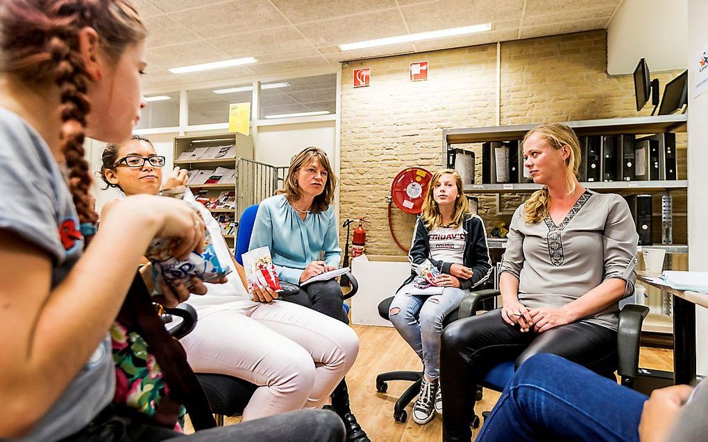 Kinderombudsvrouw Margrite Kalverboer spreekt met jongeren, beeld ANP, Remko de Waal.