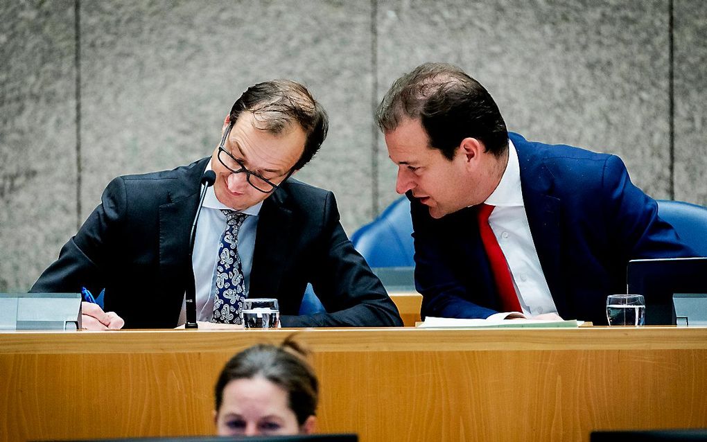 Toenmalig staatssecretaris Eric Wiebes van Financiën en toenmalig minister Lodewijk Asscher van Sociale Zaken in 2016. beeld ANP