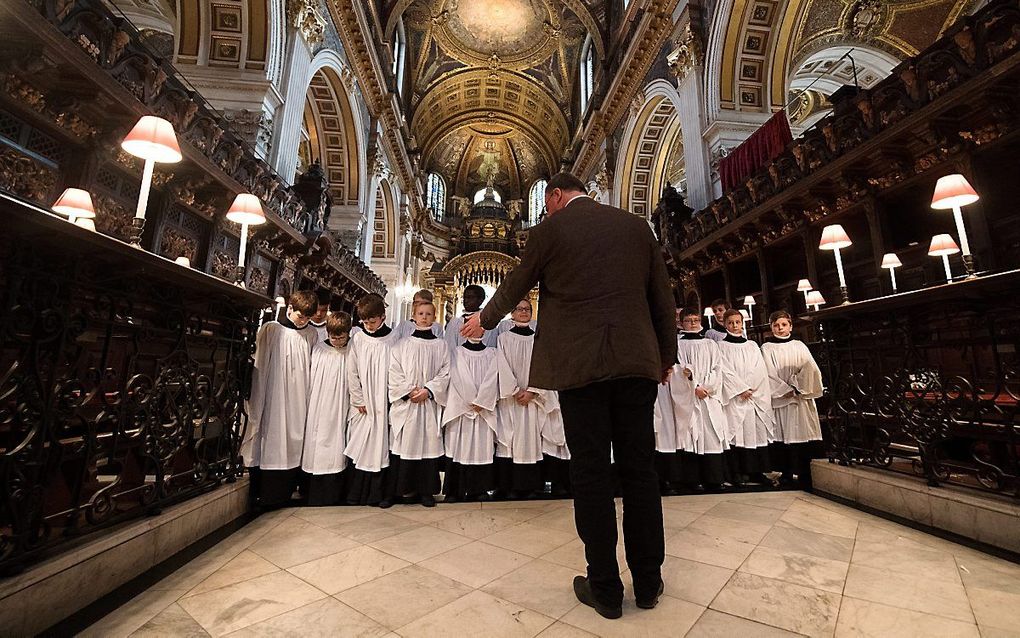 Jongenskoor in de St. Paul'skathedraal in Londen. beeld EPA, Hayoung Jeon