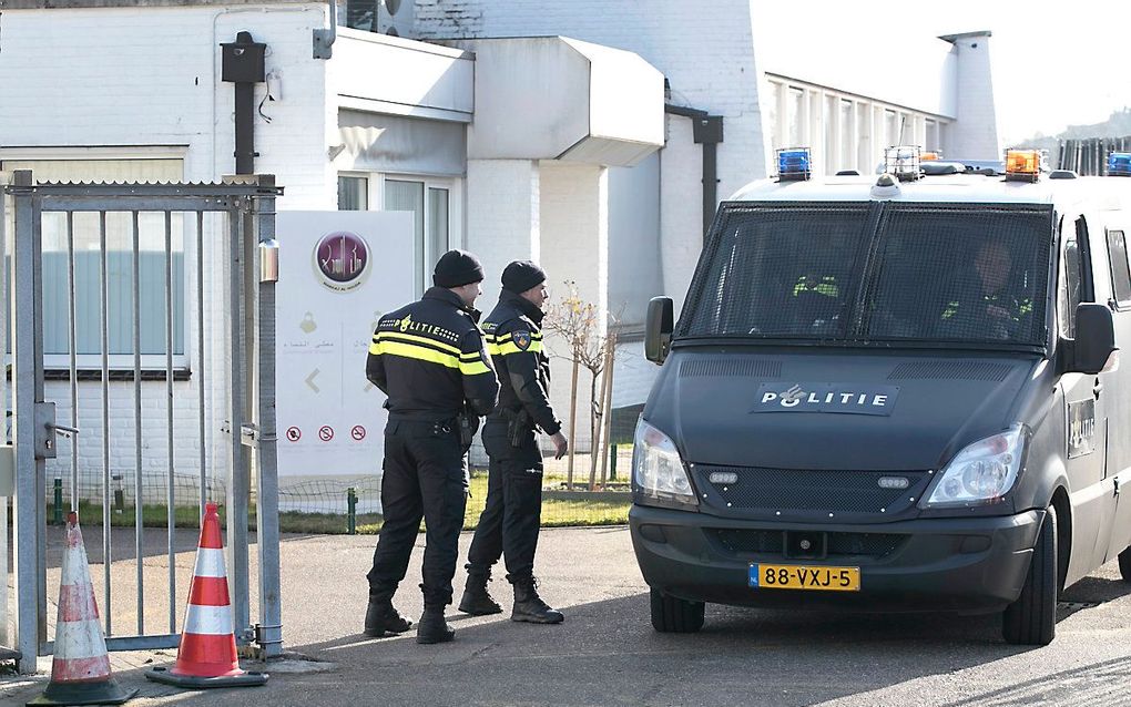 In februari 2017 deden politie en Fiod een inval bij de Al Houda-moskee in Geleen. beeld ANP, Marcel van Hoorn